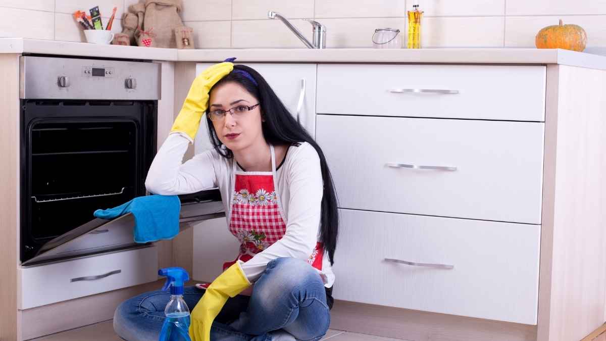 Mulher desesperada antes de conhecer a super solução de bicarbonato de sódio para limpar o forno